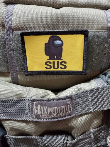Vista 2 de Parche divertido de SUS Among US. Parche de gancho de 2 x 3 pulgadas. Camisetas redhaededededfabricadas en los Estados Unidos
