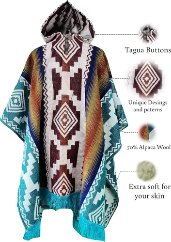 Vista 2 de Alpaca ponchos for men and women, handmade with the best alpaca wool material by Ecuadorian artisans.