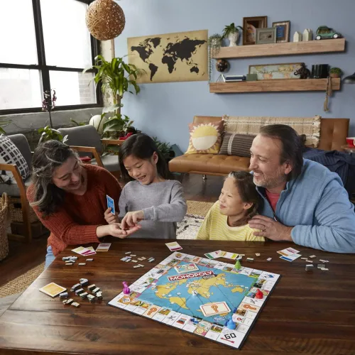 Vista 7 de Hasbro Gaming Monopoly Travel World Tour Juego de mesa de estrategia para familias y niños, juego clásico con giro geográfico, incluye tablero