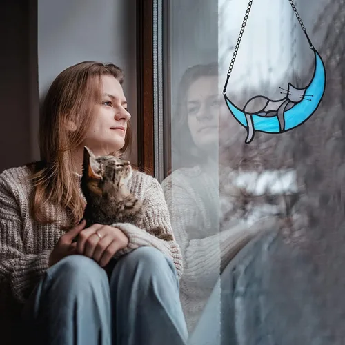 Vista 7 de BOXCASA Atrapasoles de Vidrio Emplomado Hecho a Mano de Gato Gris en Luna - Colgante Decorativo para Ventana para Amantes de los Gatos, Día
