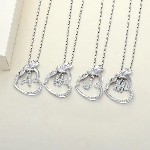 Vista 4 de YL Collar con inicial de mariposa para mujer, plata de ley 925, con dije de corazón de amor, alfabeto A-Z