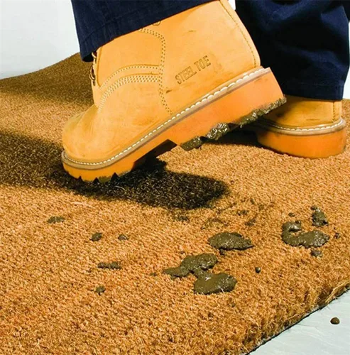 Vista 4 de Tapete divertido de fibra de coco con texto en inglés «Hope You Brought Beer and Dog Treats In» Tapete para puerta al aire libre con porche frontal