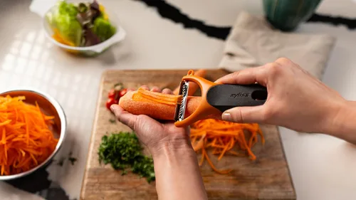 Vista 5 de Zyliss Julienne Y Peeler - Hoja de acero inoxidable ultra afilada para zanahorias, calabacines y papas, agarre ergonómico de paja de trigo, cortador