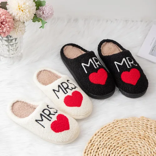 Vista 5 de Mr and Mrs Pantuflas para mujer, pantuflas peludas para hombre, zapatos de corazón a juego, para interiores y exteriores, para novio, novia, regalo
