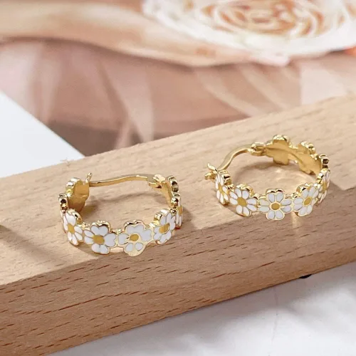 Vista 5 de Aretes de aro pequeños con diseño de margarita para mujeres, adolescentes y niñas, delicados chapados en oro de 18 quilates, esmaltados, flores