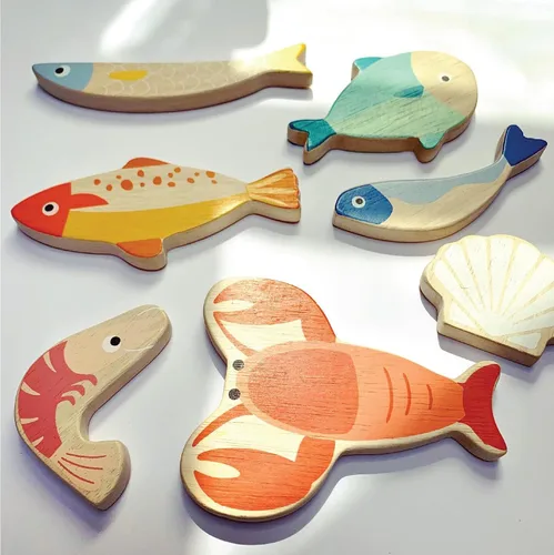 Vista 8 de Tender Leaf Toys - Cesta de mariscos - 6 piezas de mariscos de madera con cesta de mimbre hecha a mano, juego de comida de simulación, supermercado