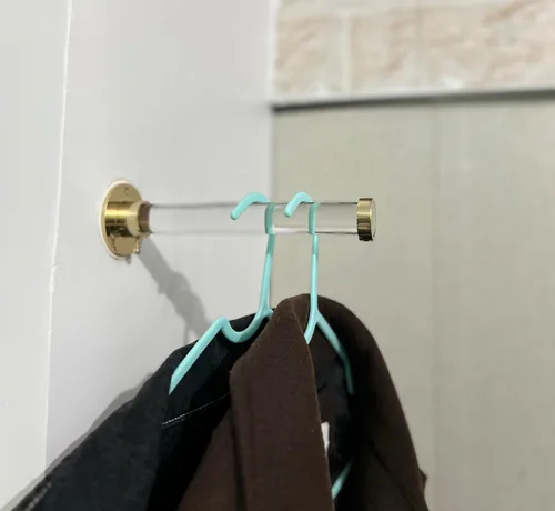 Vista 7 de Gancho para ropa montado en la pared, acabado de latón pulido, barra de Lucite resistente con soportes dorados, organizador de armario para abrigos