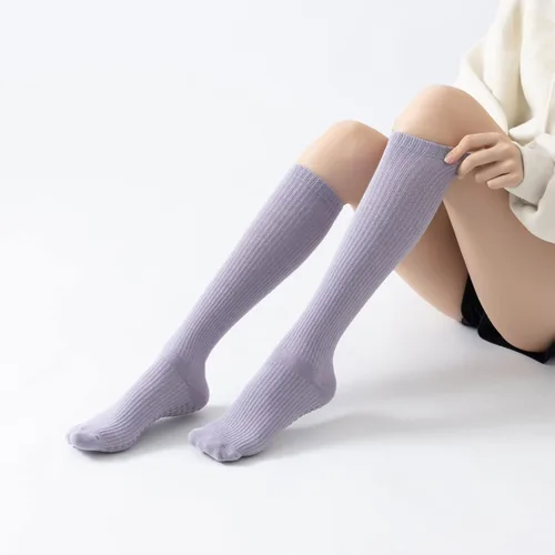 Vista 2 de Calcetines de yoga y pilates con empuñaduras para mujer, antideslizantes, de colores, acolchados, hasta la rodilla, calcetines para bailar ballet