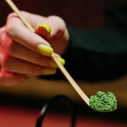 Vista 8 de Juego de batidor de matcha, juego de té Matcha incluido cuenco matcha, batidor de bambú matcha, cuchara, soporte para batidor de matcha, soporte