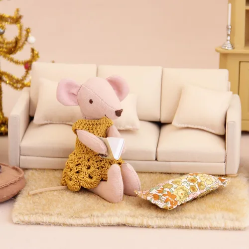 Vista 3 de Sofá miniatura de gamuza a escala 1:12 y 1:8 con 3 almohadas, mini sofá beige para muñecas de 5 a 9 pulgadas, muebles de casa de muñecas, decoración