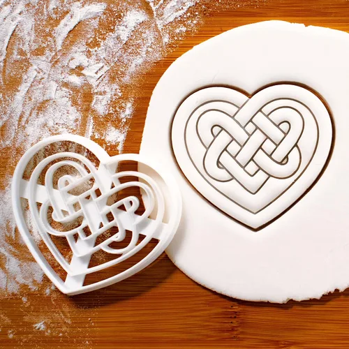 Vista 4 de Juego de 2 cortadores de galletas Celtic Triquetra (Diseños: Celtic Heart y Triquetra), 2 piezas - Bakerlogy