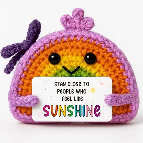 Vista 11 de Muñeca de ganchillo arcoíris positiva hecha a mano con tarjeta de aliento - Decoración inspiradora para escritorio, oficina y hogar - Regalo