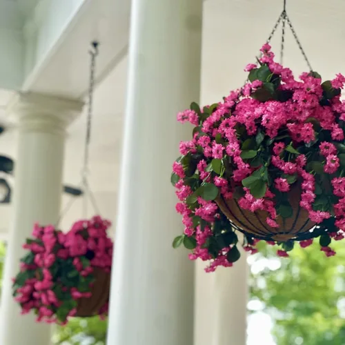 Vista 6 de INXUGAO Cestas Colgantes de Flores Artificiales para Decoración de Exteriores e Interiores, Flores de Margaritas Artificiales Arbustos Plantas