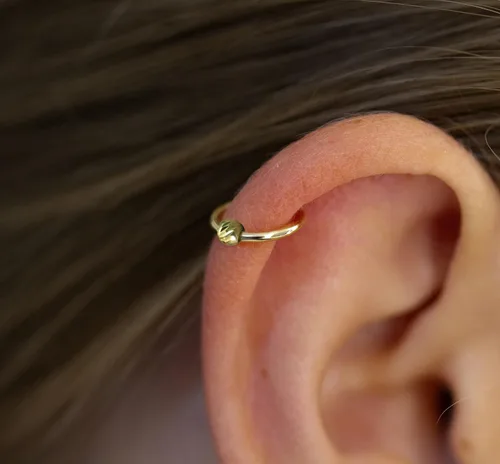 Vista 30 de Variedad de aretes de aro para cartílago