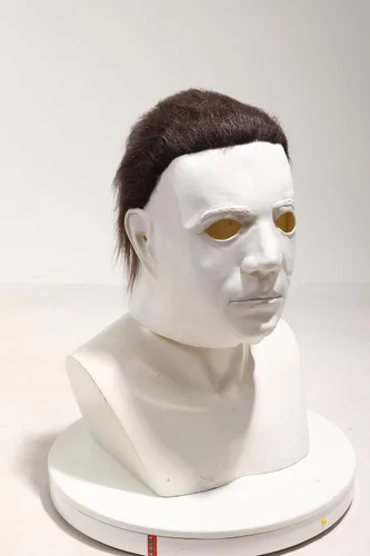 Vista 2 de Máscara de terror de Halloween, máscara de látex blanco de lujo de cabeza completa con cabello negro, accesorio de disfraz