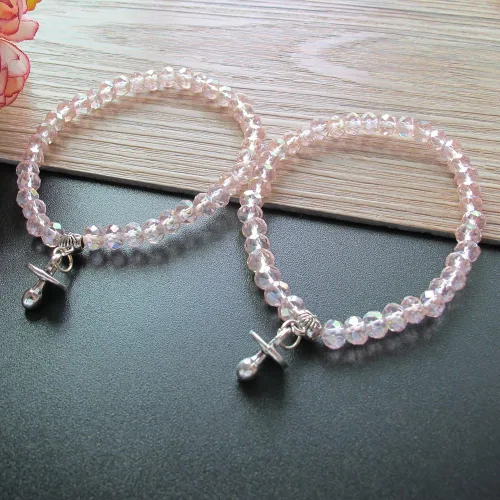 Vista 8 de WE Baby Shower Girl - Pulsera elástica de cristal rosa con dije para chupete (12 piezas)