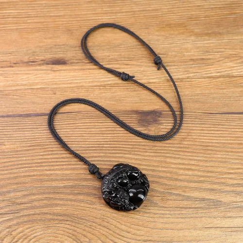 Vista 6 de Collar AmorWing con grabado Pixiu, de obsidiana negra naturalobsidiana de hieloágata roja