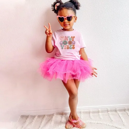 Vista 3 de Camiseta de algodón con estampado de letras gráficas divertidas, para el verano, para niñas y bebés