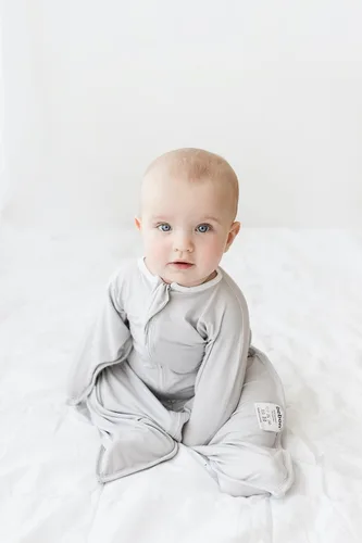 Vista 5 de bebon Manta de transición para bebé, saco de dormir acogedor, envoltura con cremallera de 2 vías (gris cozy, pequeño 4-8 meses)