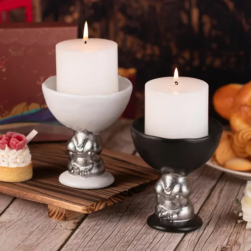 Vista 8 de KAMMAK Portavelas de cerámica con base de figura de conejo plateado, soporte de pedestal festoneado negro mate para velas de pilar, diseño inspirado