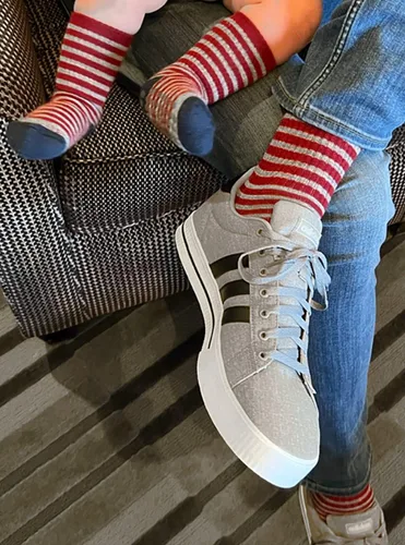 Vista 7 de WARRIOR ALPACA SOCKS - Niños Comfort Acolchado Retro Mini-Stripe Quarter Crew - Unisex con Apliques Antideslizantes