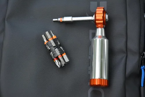 Vista 7 de Miniherramienta de trinquete continuo de bicicleta con función reversible. Kit de reparación multiherramienta para bicicletas de carretera