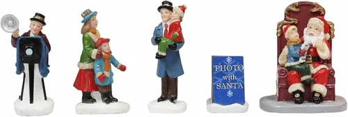 Vista 2 de MOMENTS IN TIME Conjunto de 5 figuritas de aldea navideña de poliresina pintadas a mano, familia con Papá Noel, escena navideña en miniatura