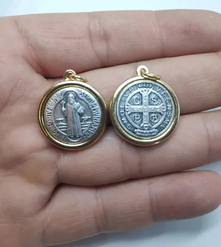 Vista 2 de Medalla de San Benito chapada en plata y oro 0,9 con cuerda negra.