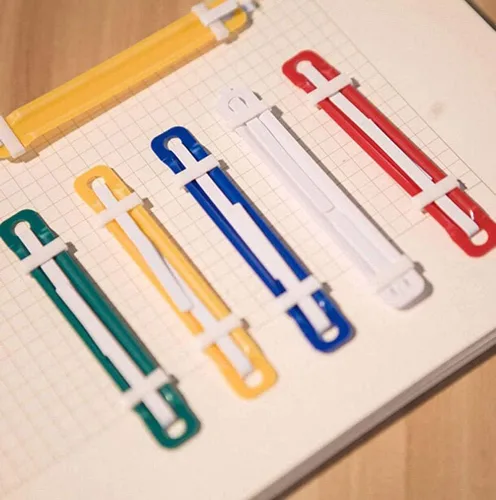 Vista 6 de 100 sujetadores de papel de plástico coloridos sujetadores de archivos de documentos de plástico de 2 agujeros, clips de carpeta de papel