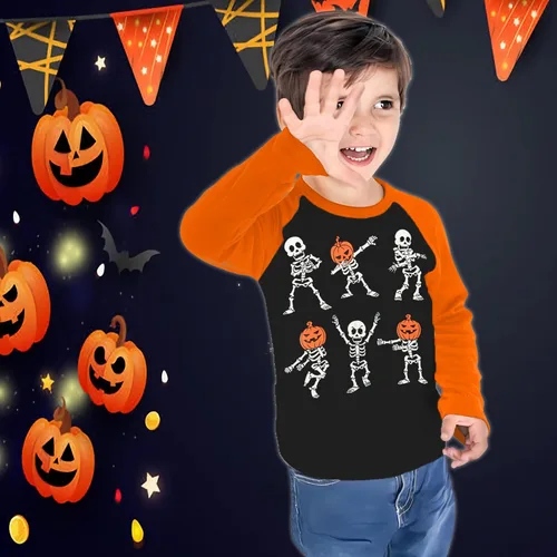 Vista 2 de Camisas de Halloween para niños y niñas, camisetas de manga larga raglán para niños, camisetas de esqueleto de calabaza que brillan en la oscuridad