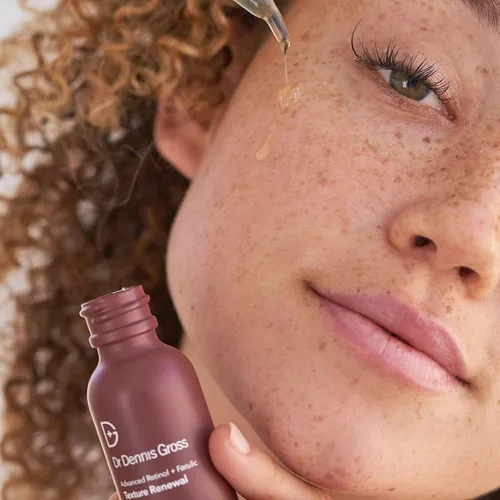 Vista 2 de Dr. Dennis Gross Advanced Retinol + Ferulic Texture Renewal Serum - Fórmula antienvejecimiento para suavizar la textura, aumentar el brillo