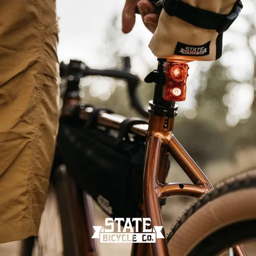 Vista 5 de State Bicycle Co. Luz de bicicleta. Luces LED. Luces de bicicletas para montar de noche, ciclismo. Recargable por USB, luz trasera resistente a