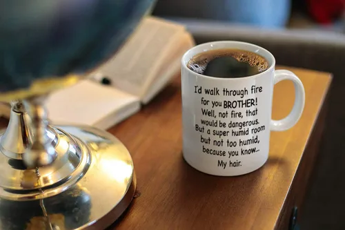 Vista 5 de DQG CVT Funny Brother Gifts - Taza de café con texto en inglés "I'd Walk Through Fire For You", taza familiar única, perfecta para cumpleaños