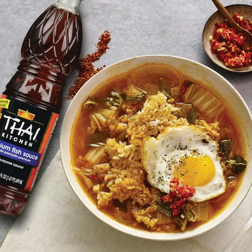 Vista 6 de Salsa de pescado premium Thai Kitchen, 23.66 fl oz - Una botella de 23.66 onzas líquidas de salsa de pescado elaborada para aderezos y marinadas