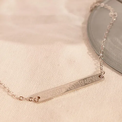 Vista 6 de Collar coordinado para mujer, colgante de barra de longitud de latitud grabada, de acero inoxidable, delicada, minimalista, con ubicación