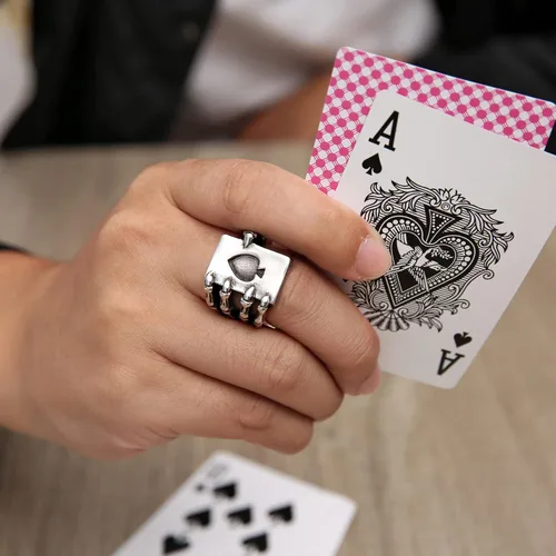 Vista 2 de HZMAN Anillo de acero inoxidable para hombres y mujeres, diseño de calavera gótica con garra de mano, cartas de juego Ace of Spades, para regalo