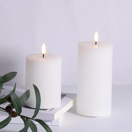 Vista 5 de Velas de pilar sin llama acanaladas blancas con control remoto, velas LED parpadeantes de cera que funcionan con pilas, juego de 2