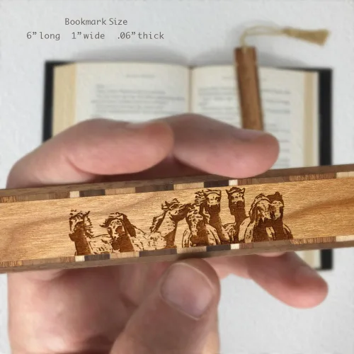 Vista 17 de Marcador de madera grabado con borla, también disponible sin personalización