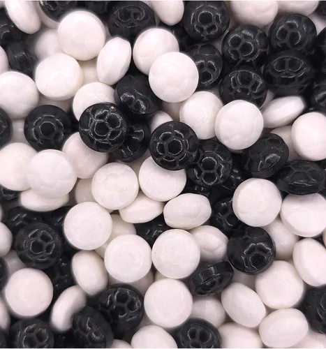 Vista 3 de NCS Gránulos comestibles en forma de pelota de fútbol – Decoración para cupcakes y galletas en blanco y negro, 7 onzas