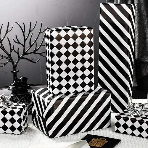 Vista 7 de Homeral Rollo de Papel de Regalo con Bandera a Cuadros - Diamante y Rayas en Blanco y Negro, Papel de Regalo Reversible de Carro de Carreras