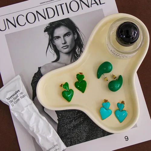 Vista 4 de Kenivira Aretes colgantes de corazón de oro, aretes colgantes de doble corazón para mujeres y niñas