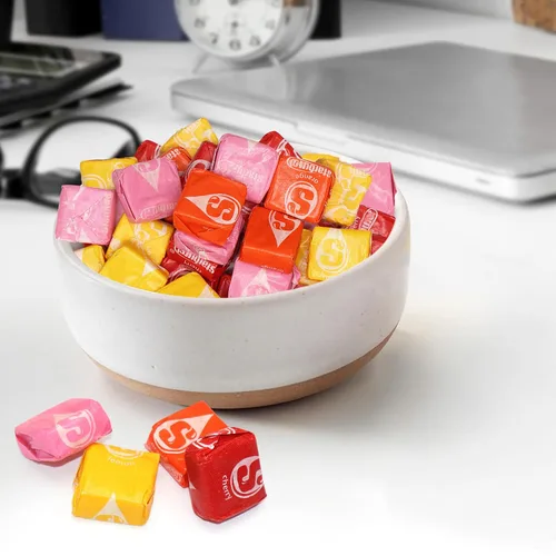 Vista 3 de Caramelos masticables de frutas a granel Starbrst de 2 libras, envueltos individualmente, dulces suaves y masticables con sabor a fruta