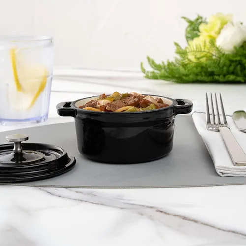 Vista 4 de Restaurantware Mini cacerola de 8 onzas, 1 mini horno holandés con tapa, esmaltado redondo de hierro fundido negro, mini cocotte resistente