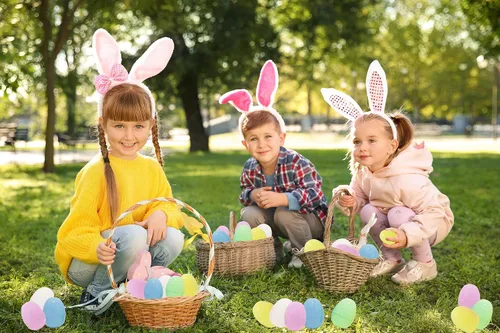 Vista 4 de The Dreidel Company Huevos de Pascua rellenables, paquete de 25 huevos de Pascua de plástico brillante con bisagra, perfectos para la caza de huevos