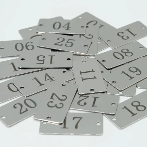 Vista 5 de Etiquetas numeradas rectangulares de acero inoxidable con dos agujeros de 1 pulgada x 2 pulgadas (26-50)