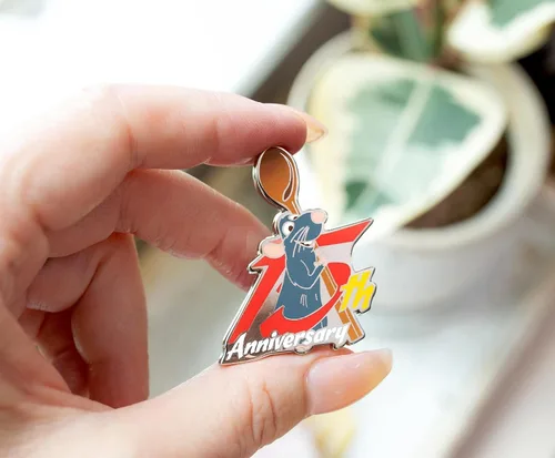 Vista 4 de Disney Pin esmaltado Pixar Ratatouille 15 aniversario Exclusivo SDCC 2022