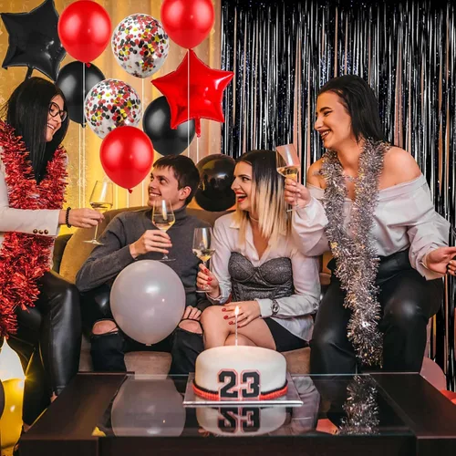 Vista 3 de Decoraciones de cumpleaños para hombres y mujeres, globos negros y rojos, pancarta de feliz cumpleaños, cortina metálica con flecos para fiesta
