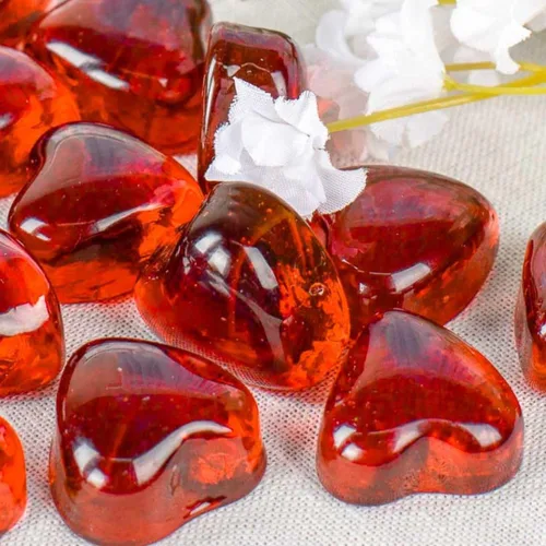 Vista 2 de Factory Direct Craft Paquete de 90 gemas de cristal rojo con forma de corazón para decoraciones del día de San Valentín y recuerdos de boda
