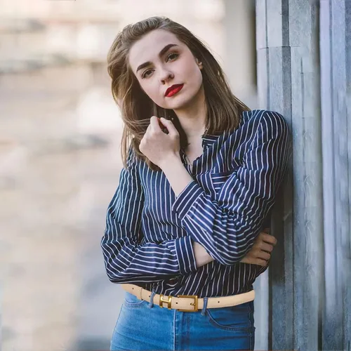 Vista 30 de Cinturón de cuero clásico con hebilla de metal para mujer con vestido de jeans