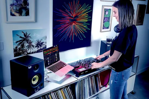 Vista 10 de Hercules DJControl Inpulse 500-2-Deck DJ Controller para Serato y DJUCED